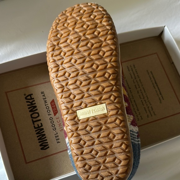 Minnetonka Brown and Cream Slippers - Picture 4 of 4